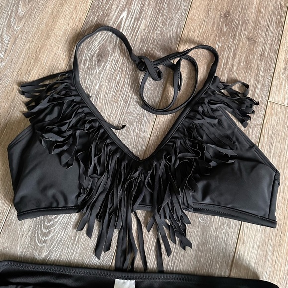 ⛱️ Top melon black fringe bikini set. Never worn - Picture 5 of 8